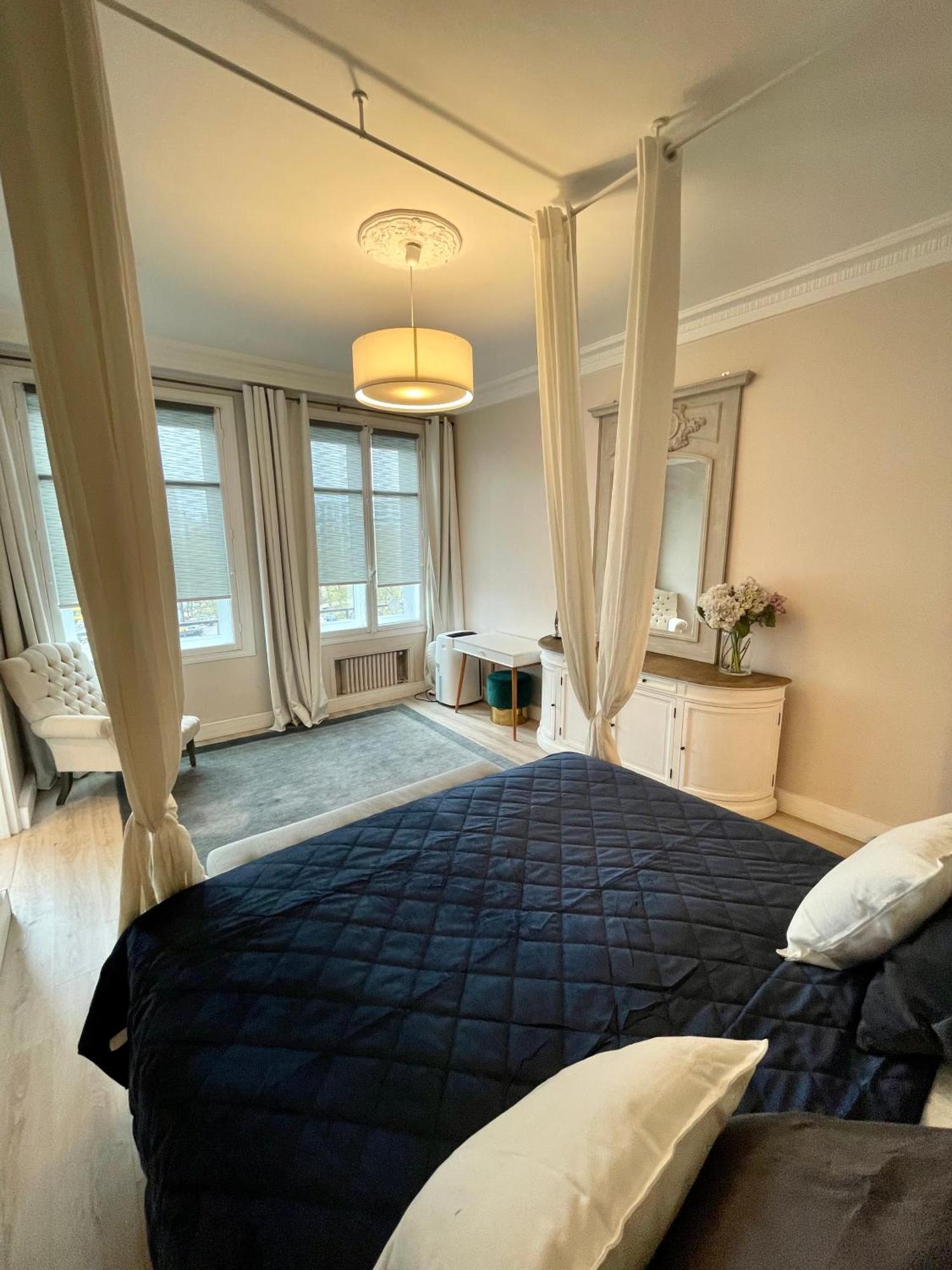 Dans Luxueux Homestay Paris